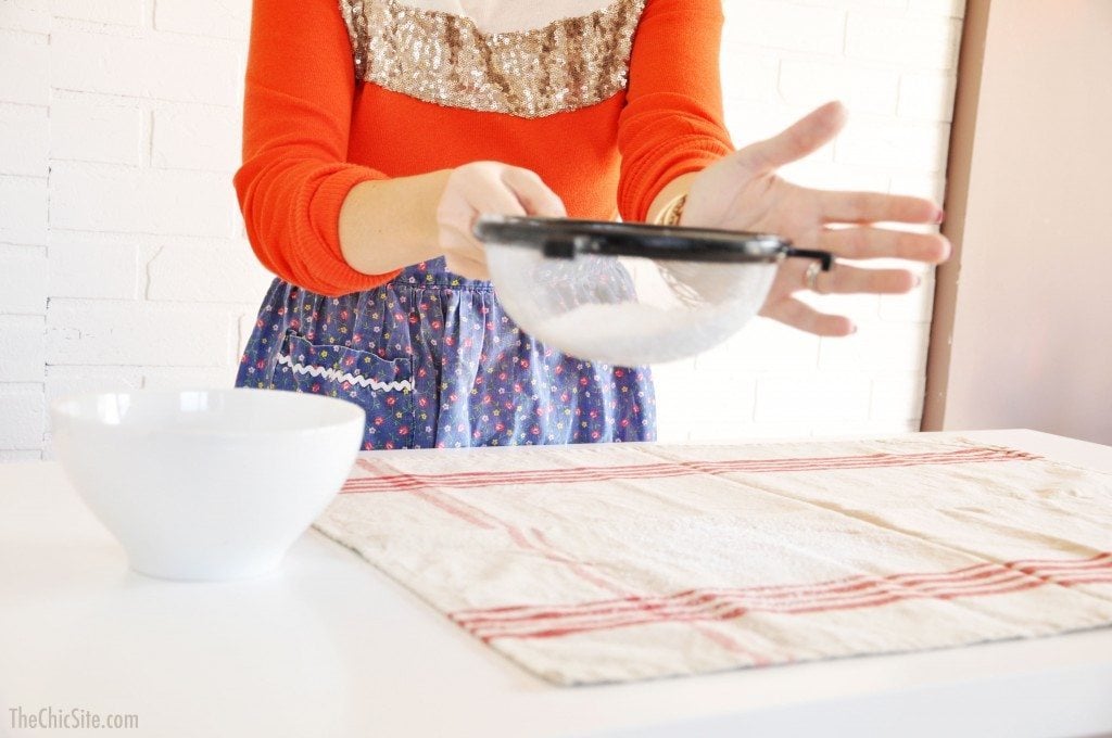 how to roll a pumpkin roll